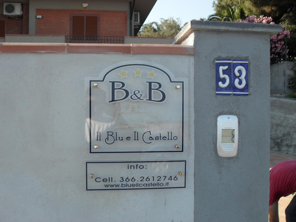 B&B Blu E Il Castello Ачи Костелло Экстерьер фото